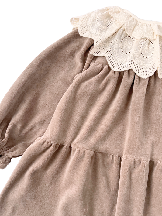 Welurowa sukienka z koronkowym kołnierzem - beżowa