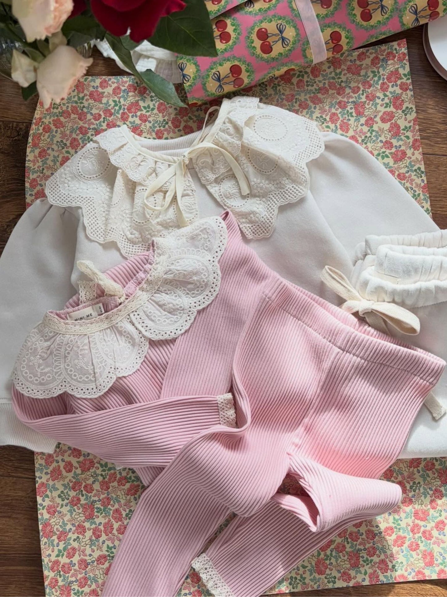 Prążkowane body/bluzka z koronkowym kołnierzykiem - jasny pudrowy róż