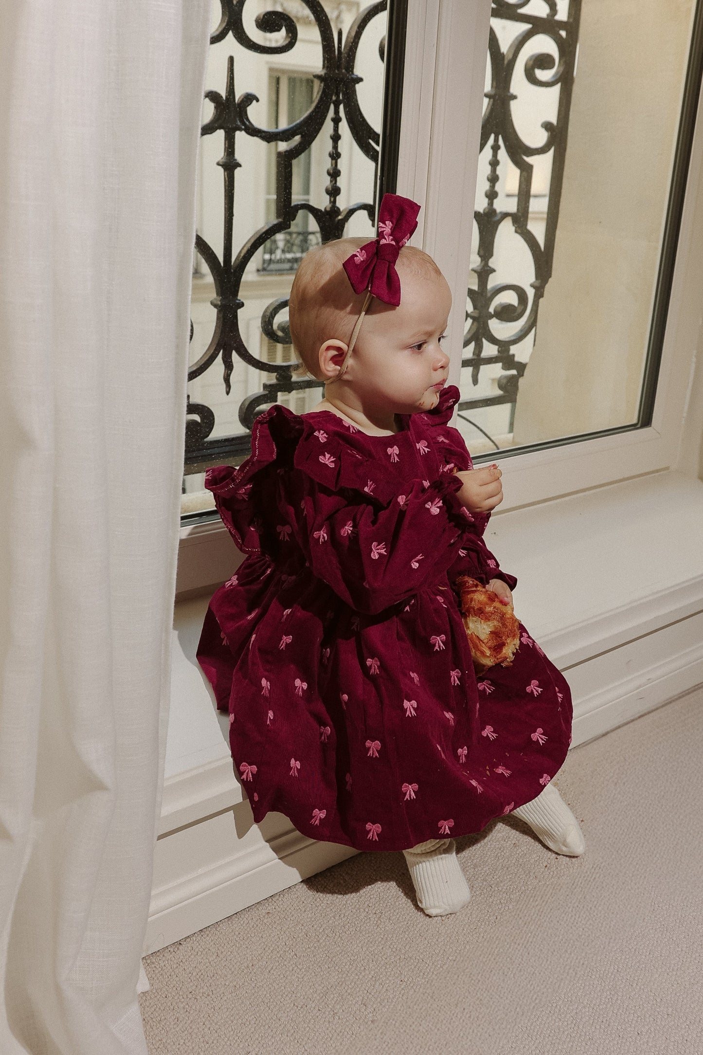 Bordowa kokardka na spince lub opasce bezuciskowej