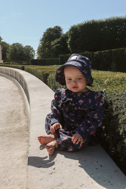 Granatowy dres w kwiaty