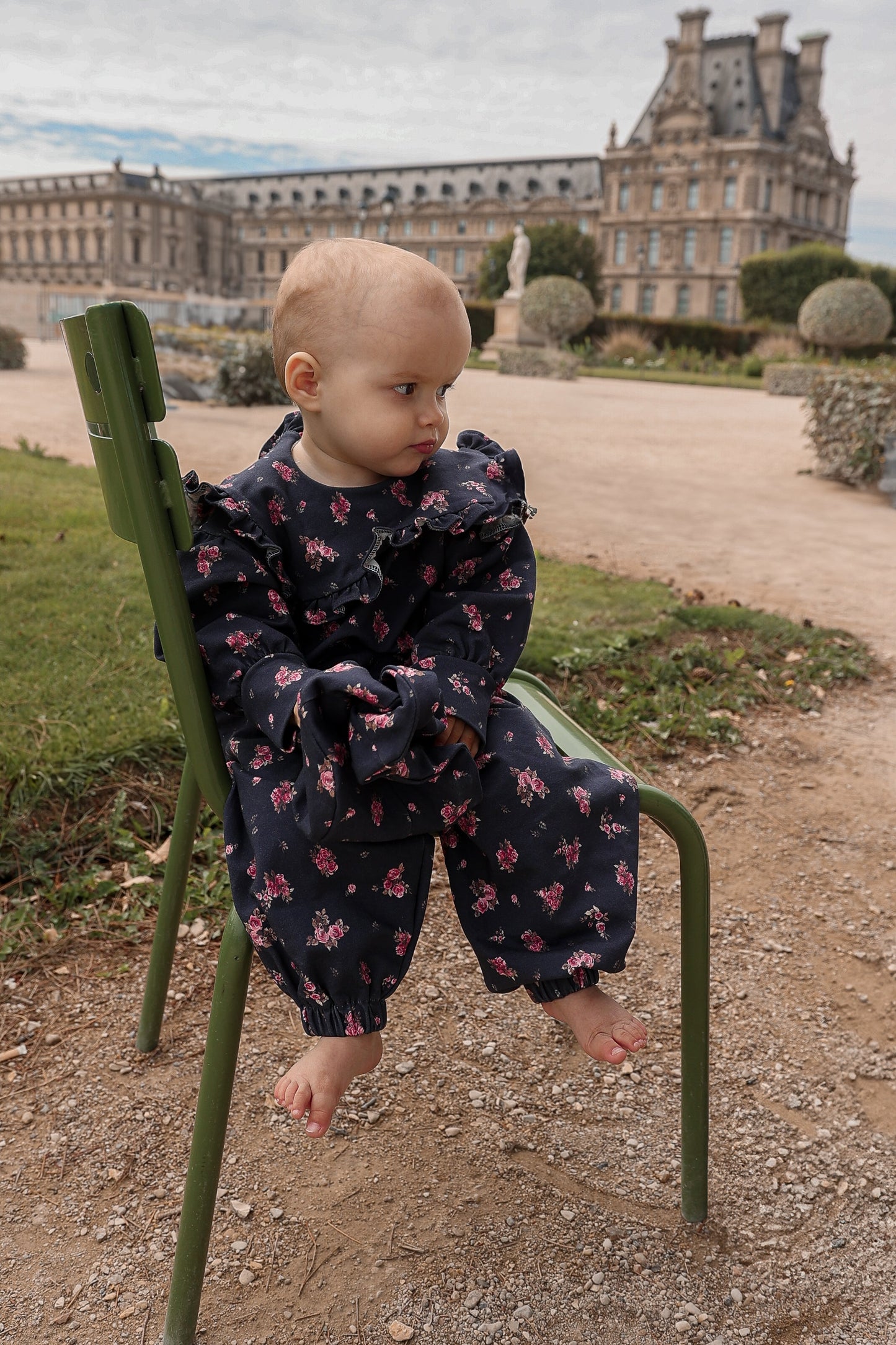 Granatowy dres w kwiaty