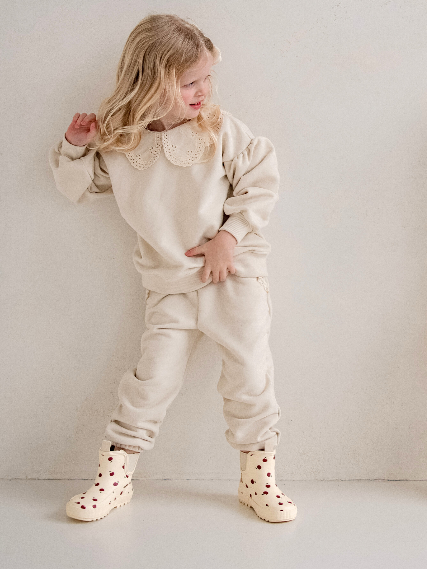 Kremowy dres z kołnierzykiem