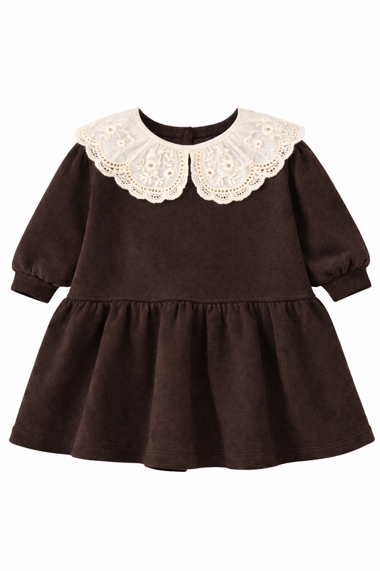 Dresowa sukienka z odpinanym kołnierzem