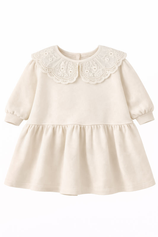 Dresowa sukienka z odpinanym kołnierzem