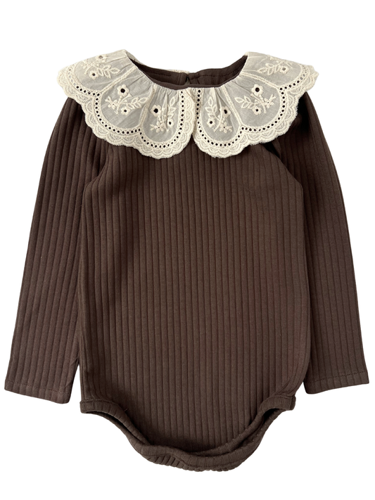 Prążkowane body/bluzka z koronkowym kołnierzykiem - brązowe