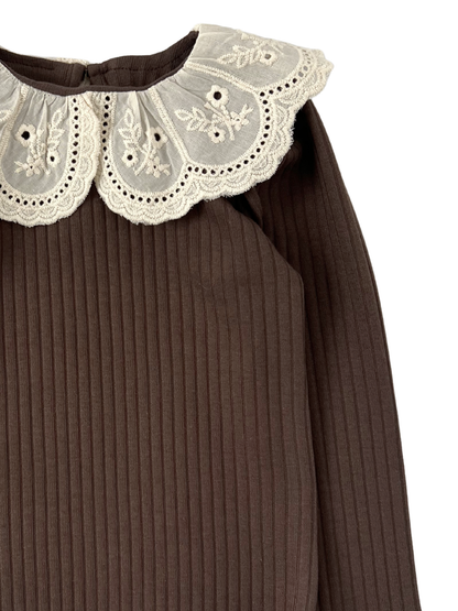 Prążkowane body/bluzka z koronkowym kołnierzykiem - brązowe