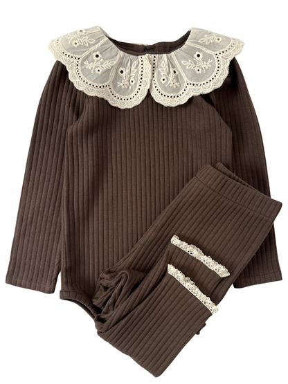 Prążkowane body/bluzka z koronkowym kołnierzykiem - brązowe