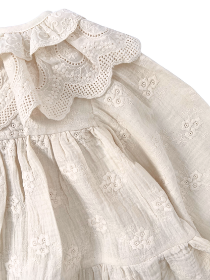 Haftowana sukienka z koronkowym kołnierzem - kremowa