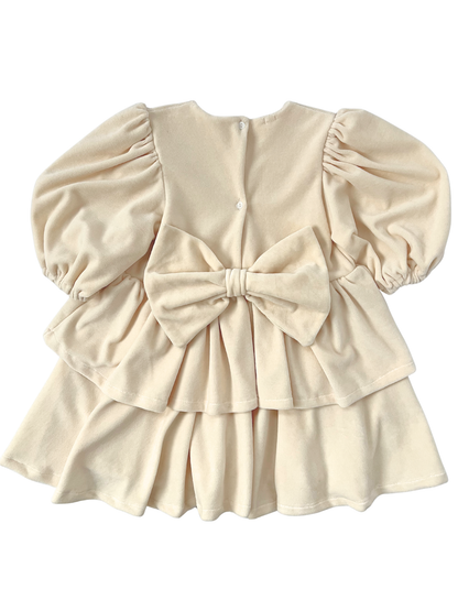 Welurowa sukienka z falbankami i kokardą- kremowa