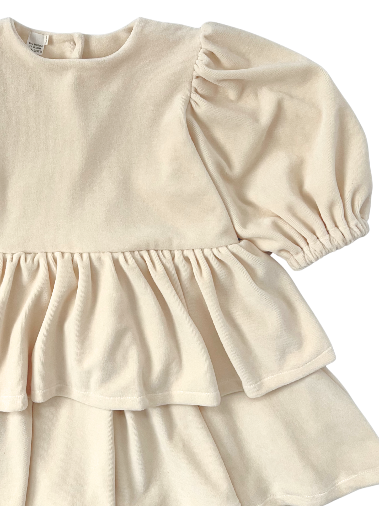 Welurowa sukienka z falbankami i kokardą- kremowa