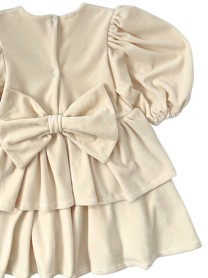 Welurowa sukienka z falbankami i kokardą- kremowa