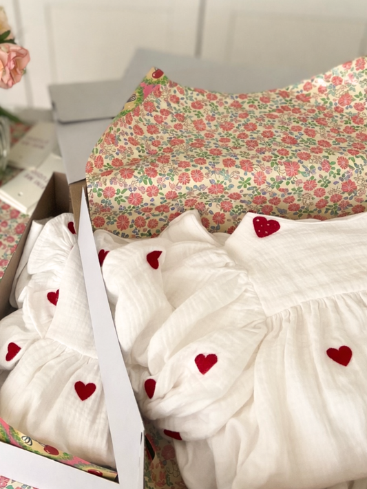 LOVE Bluzka z baskinką w serca - kremowa