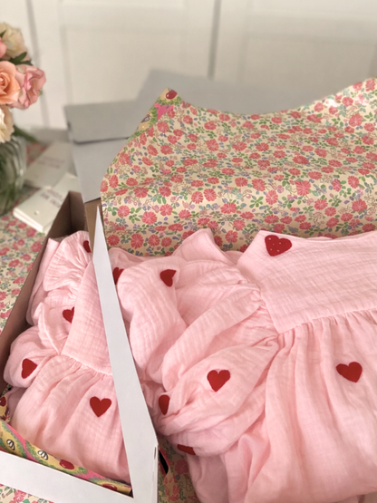 LOVE Sukienka muślinowa w serca różowa