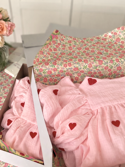 LOVE Sukienka muślinowa w serca różowa