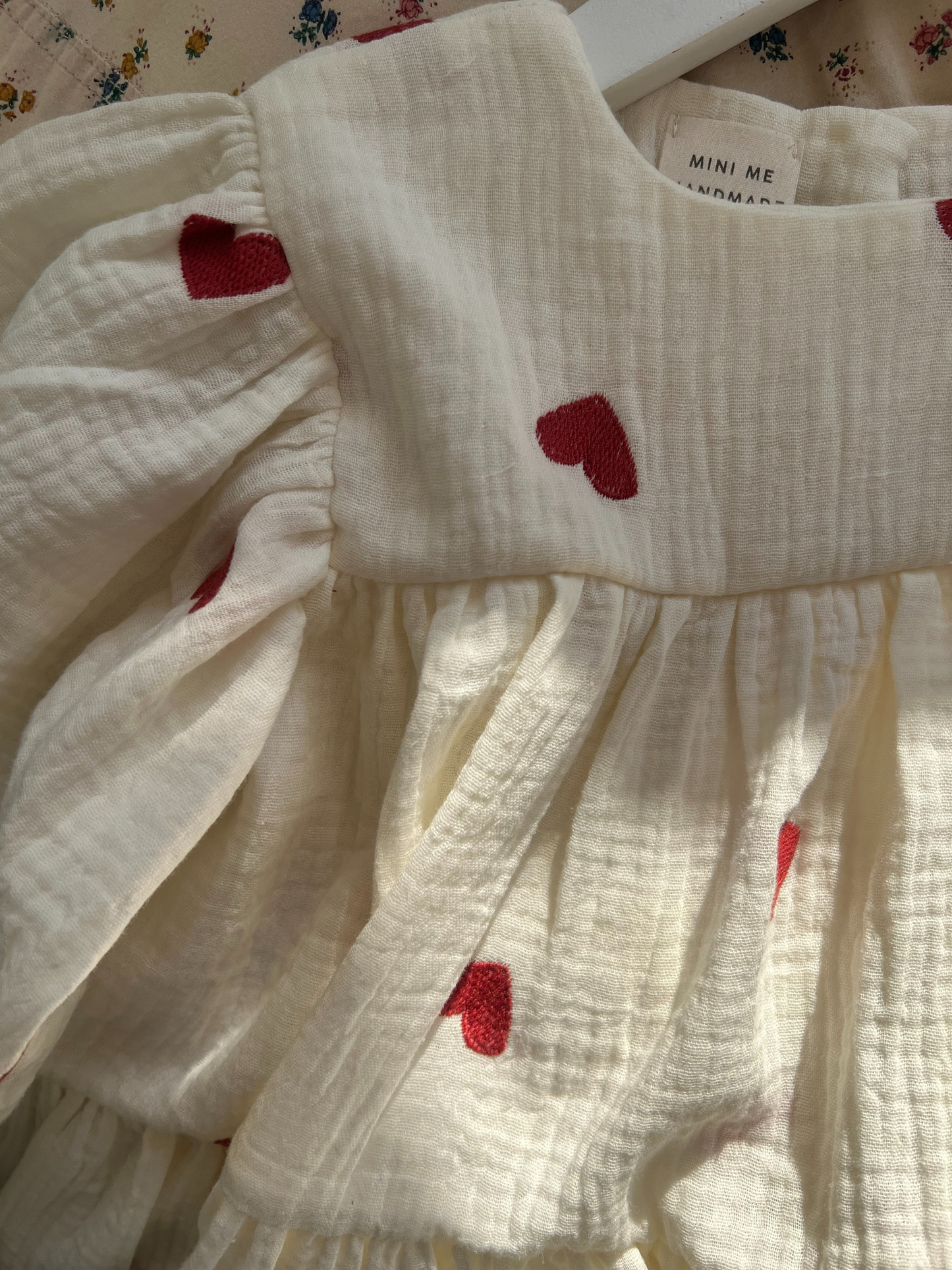 LOVE Sukienka muślinowa w serca kremowa