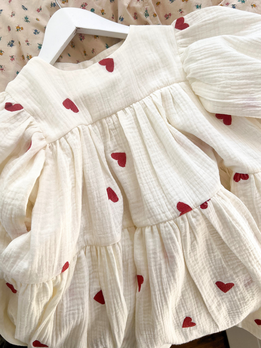 LOVE Sukienka muślinowa w serca kremowa