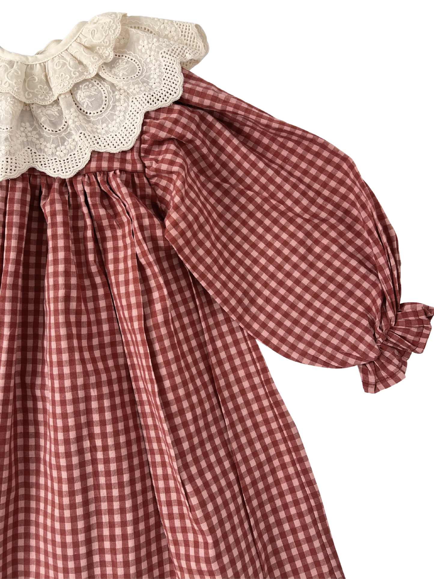 Bawełniana sukienka w kratę z koronkowym kołnierzem