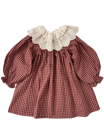 Bawełniana sukienka w kratę z koronkowym kołnierzem