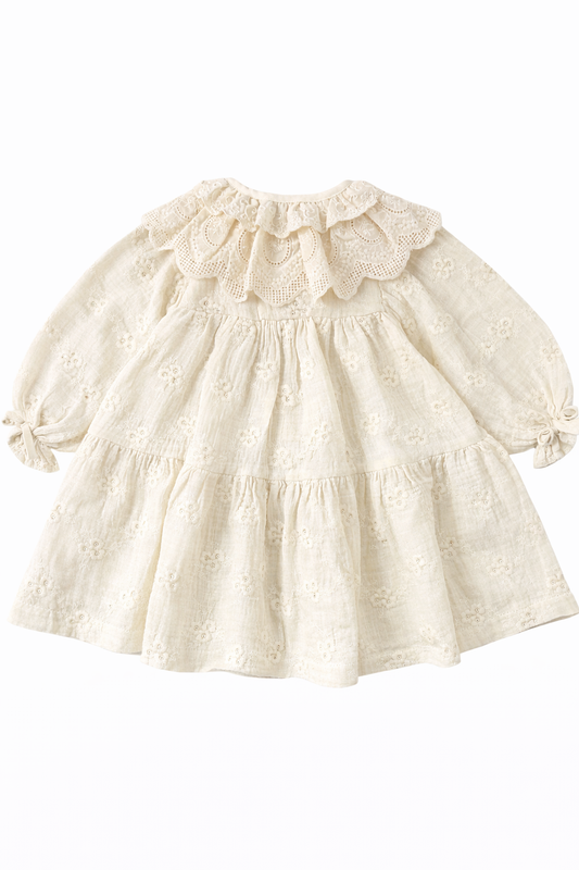 Haftowana sukienka z koronkowym kołnierzem - kremowa