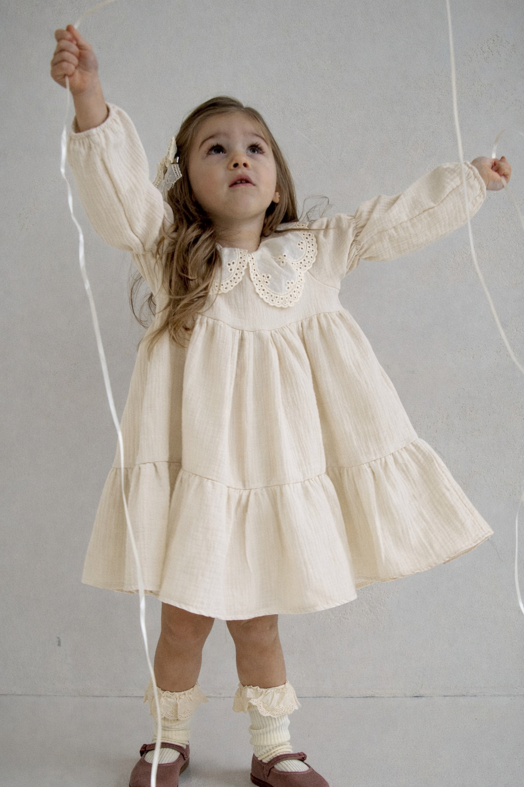 Muślinowa sukienka z rozkloszowanym dołem kremowa