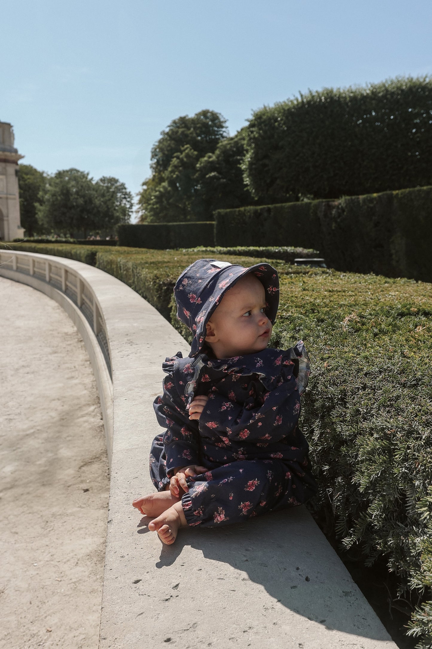 Granatowy dres w kwiaty