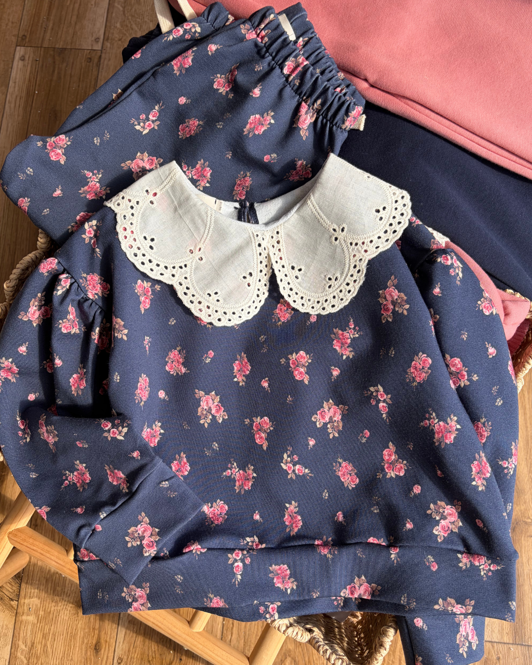 Granatowy dres w kwiatuszki granatowe